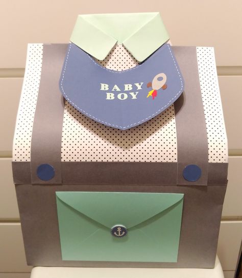 Baby boy gift wrapping idea Baby Shower Gift Wrapping Ideas Boy, Baby Clothes Packing Ideas For Gift, Baby Boy Gift Wrapping Ideas, Baby Hampers, Baby Gift Wrapping, Trousseau Packing, Gift Bags Diy, Packing Ideas, Newspaper Basket