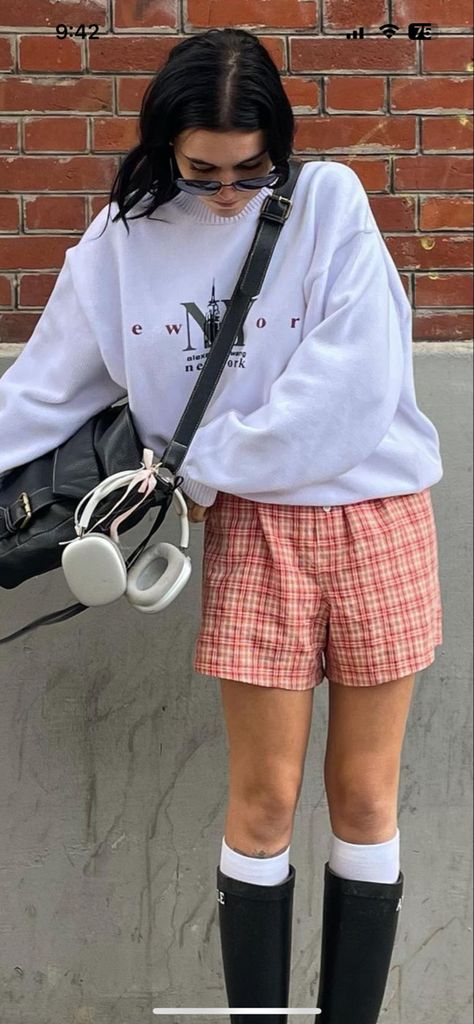 Grandpa Shorts Outfit, Boxer Short Aesthetic, Boxer Short Outfits Aesthetic, Styling Boxer Shorts, Boxer Short Outfits Summer, Boxer Short Outfits, Ava Outfit, Boxers Outfit Female, Boxers Outfit