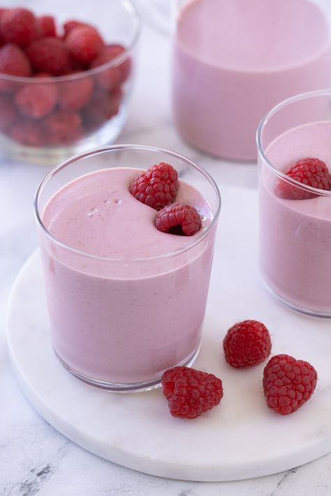 This delicious raspberry smoothie is one of my favorite, go-to smoothie recipes. Why? It's a super simple smoothie and I am crazy about raspberries! If you are too, you're going to love this smoothie using frozen raspberries. Perfect for busy mornings when you have little time and still want to eat healthy. Blend one up today or make it the night ahead. Smoothie Raspberry, Raspberry Shake, Raspberry Breakfast, Shrub Recipe, Raspberry Drink, Best Vegan Protein, I Am Crazy, Pumpkin Smoothie, Frozen Raspberries