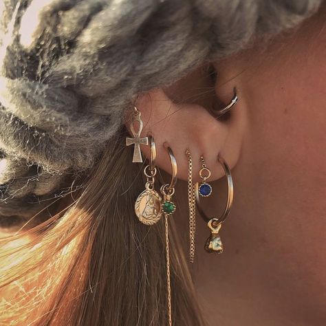 Cool Ear Piercings, Pretty Ear Piercings, Multiple Earrings, Cute Ear Piercings, Geode Earrings, Hammered Hoop Earrings, Dope Jewelry, Ear Rings, Girly Jewelry