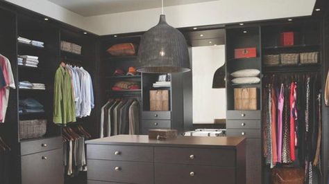 Super-easy organizing tips that will make you want to rip everything out of your closet Closet Organization Accessories, Luxurious Walk In Closet, Contemporary Closet, Dressing Design, Organized Closet, Creative Closets, Walking Closet, Walk In Closet Design, No Closet Solutions