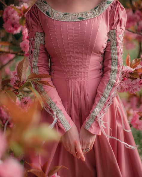 Pastel Medieval Dress, Light Pink Medieval Dress, Pink Historical Dress, Pink Medieval Gown, Pink Medival Dresses, Historical Dresses Aesthetic, Pink Medieval Aesthetic, Pink Fantasy Dress, Pink Medieval Dress