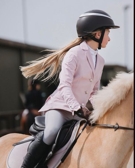 Showjumping Aesthetic, Harlow Luna White, Hp Sauce, White Popcorn, One Skein Crochet, Horse Riding Outfit, Cute Horse Pictures, Charli Damelio Photos, Cute Summer Wallpapers