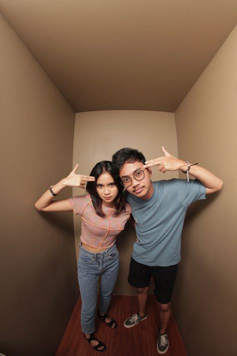 Couple Photobox, Ide Photobooth, Photo Box Couple Pose, Photobox Couple, Photobox Ideas Pose Couple, Photobox Ideas, Photobox Pose, Fisheye Photos, Studio Poses