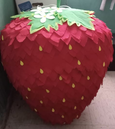 Strawberry Piñata, Strawberry Shortcake Party Decorations, Birthday Plan Ideas, Strawberry Shortcake Birthday, Sweet Sixteen Birthday Party Ideas, Strawberry Shortcake Party, Piñata Ideas, Strawberry Decorations, Strawberry Party