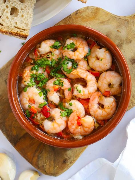 Easy Pil Pil Prawns - Gammas Pil Pil is a delicious, quick and simple garlic prawns recipe, the perfect Spanish supper dish. Chili Prawns Recipe, Salt And Chilli Prawns, Prawn Pil Pil, Pepper Prawns, Chilli Garlic Prawns, Traditional Spanish Dishes, Olive Oil Sauce, Chilli Prawns, Prawns Recipe