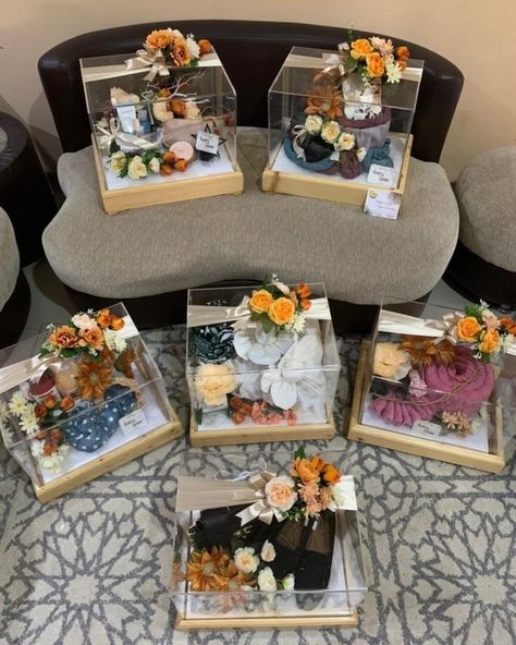 Dulang Hantaran Ideas, 28th Birthday Ideas, Handmade Hamper, Hantaran Pernikahan, Wedding Gift Hampers, Happy Birthday Cards Handmade, Thali Decoration Ideas, Wedding Gift Pack, Bride Dress Simple