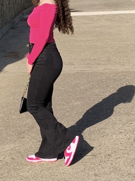 How To Style Pink Dunks, Fushia Dunks, Hot Pink Dunks Outfit, Pink Nike Dunks Outfit, Outfits With Pink Dunks, Fushia Pink Outfit, Nike Dunk Fits, Dunk Outfit Women, Dunks Outfit Ideas