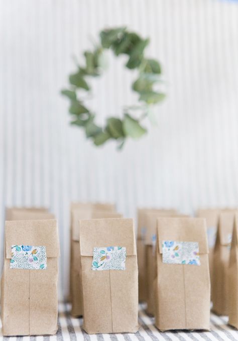 We’re beyond thrilled to announce our partnership with Hersheys with the launch of their brand new site + Weddings page! We created a series of fun projects for weddings, from favors to backdrops, and we will be sharing the how-tos for all of them here in the coming weeks. These too-cute-to-eat favors are essentially the … Paper Gift Bags Ideas, Party Favor Bags Diy, Paper Bag Decoration, Diy Gift Bags Paper, Hobby Lobby Diy, Diy Paper Bag, Mini Gift Bags, Paper Bag Crafts, Paper Lunch Bags