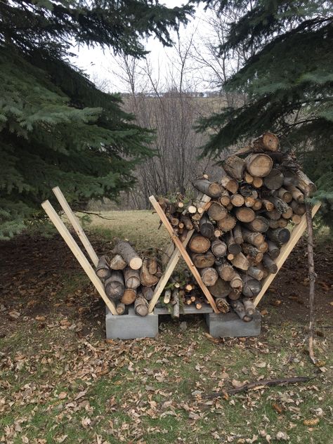 Firewood Wall Outdoor, Diy Wood Pile Firewood Storage, Outdoor Fire Pit Wood Storage, Campfire Wood Storage Diy, Wood Piles Ideas, Firewood Storage Outside, Cinder Block Firewood Holder, Wood Pile Storage Outdoor, Wood Pile Storage Outdoor Diy