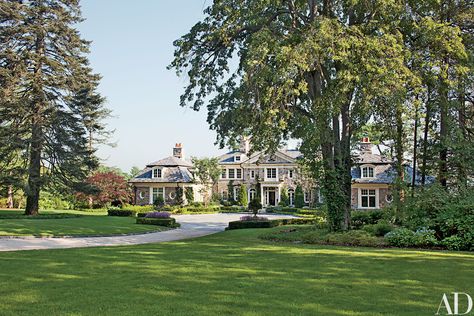 Designer Mariette Himes Gomez leaves her elegant mark on the serene North Shore home of a philanthropic couple with an entertaining lifestyle Colonial Home Exteriors, Houses Styles, Long Island House, Colonial Mansion, Nice Homes, Nice House, Colonial Exterior, Shore House, A Mansion