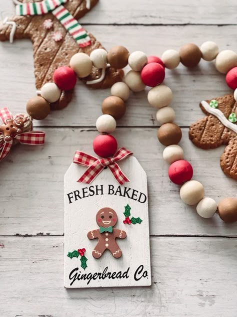 Gingerbread Wonderland, Gingerbread Diy Crafts, Bar Coffee Station, Kitchen Coffee Station, Gingerbread Garland, Holiday Treats Gifts, Coffee Station Decor, Garland Christmas Decor, Wood Garland