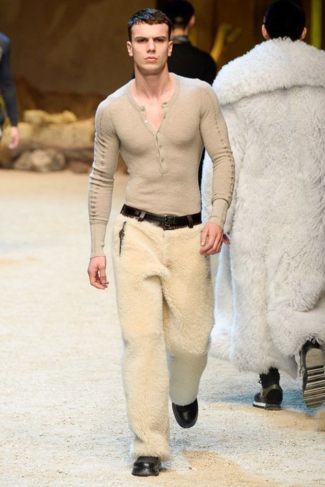 Mens Fur, 2016 Menswear, Menswear Fashion Show, Menswear Fashion, Boyfriend Style, Vogue Runway, Fur Fashion, Fashion Fits, Men's Wardrobe