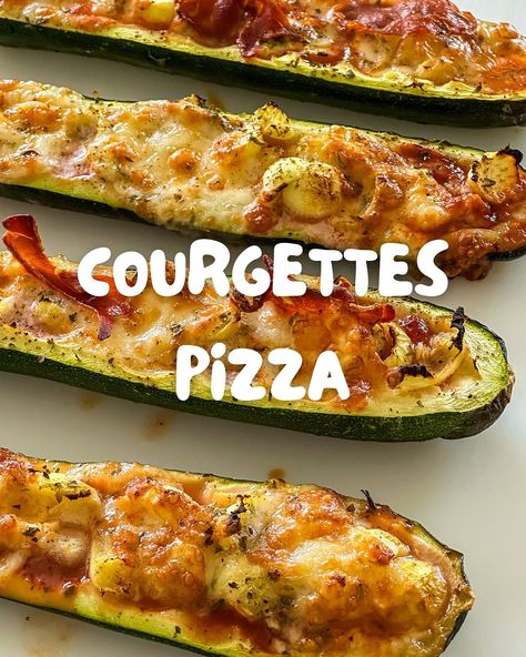 Vos enfants rechignent à manger des légumes ? Gageons que cette recette de courgette farcie façon pizza proposée par The Belgian Blondie sur son comp1 Homemade Vegetable Pizza Recipe, Zuccinni Recipe Pizza, Zucchini Recipes Kids Will Eat, Zucchini Boat Pizza, Courgette Cake Healthy, Pizza