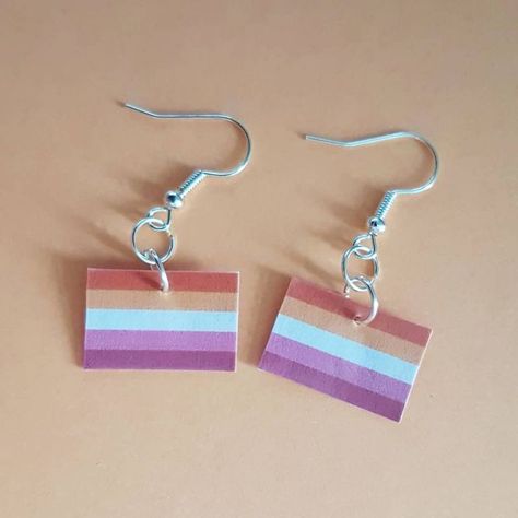 Lesbian Jewelry Diy, Lesbian Accessories, Lgbtq Accessories, Flag Earrings, Lgbtq Funny, Pride Jewellery, Woman Loving Woman, Lgbtq Flags, Lgbt Flag