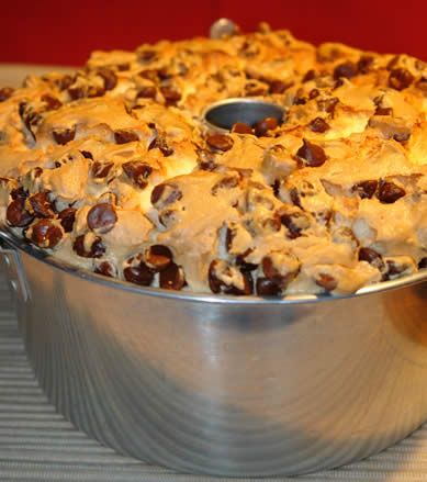 Chocolate Chip Angel Food Cake, gotta try this. Cake Mix Chocolate Chip Cookies, Angel Food Cake Mix, Glutenfri Baking, Mix Chocolate, Slice Of Heaven, Angel Cake, Think Food, Köstliche Desserts, Angel Food Cake