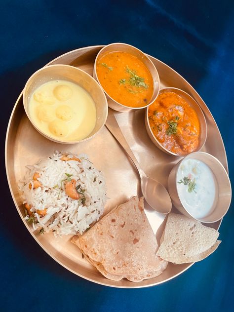 North Indian Thali, Food Thali, Indian Sandals, Platter Food, Marathi Culture, Indian Thali, Variety Food, Foodie Pics, Food Aesthetics