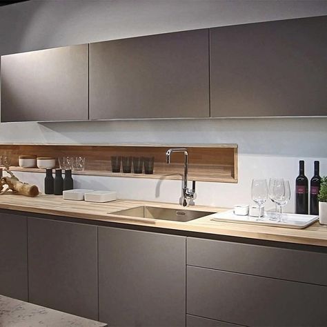 Luxury Kitchen Designer Poggenpohl US Debuts New Grey Finish | Woodworking Network Modern Kitchen Design Trends, Серая Кухня, Wood Worktop, Kabinet Dapur, Kitchen Wall Colors, Kitchen Colour Schemes, Classic Kitchen, Kitchen Design Trends, Modern Kitchen Cabinets