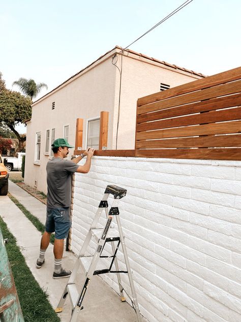 Backyard Wood Fence, Wooden Fence Design, Trellis Ideas Garden, Outdoor Trellis Ideas, Wood Fence Ideas, Pagar Modern, Christmas Balcony, Diy Privacy Fence, Fence Toppers