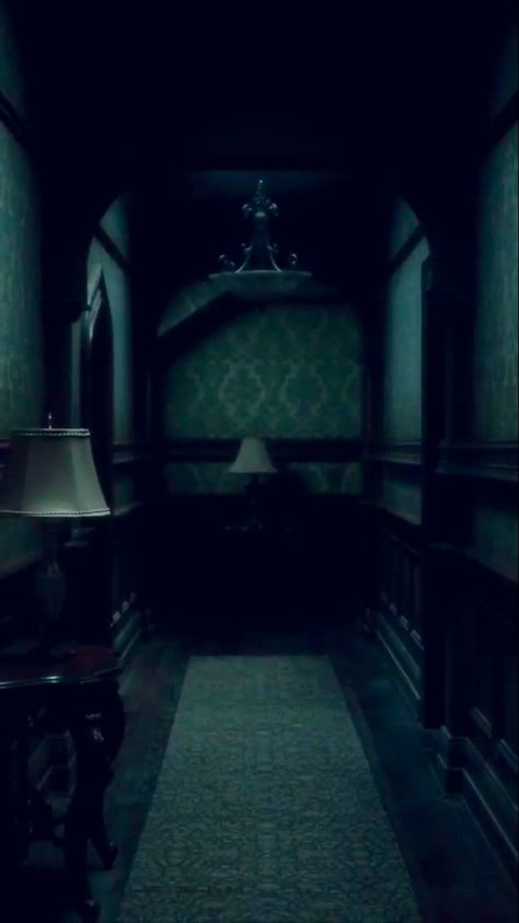 Haunted House Horror Movies, Haunted House On Hill, Haunting On Hill House, Haunted Manor Aesthetic, Haunted Houses Aesthetic, Heelshire Mansion, Haunting Of Hill House Wallpaper, The Haunting Of Bly Manor Aesthetic, Haunting Adeline House