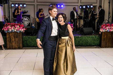 This mother of the groom knows how to enjoy her son's happy day! Image: 509 Photo Grooms Parents Responsibilities, Mother Of The Groom Duties, Mother Of Groom Speech, Rehearsal Dinner Fun, Groom Duties, Dress Etiquette, Mother Of Groom Outfits, Grooms Mom, Rehearsal Dinner Decorations