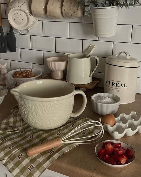 Baking Aesthetic, Kitchen Ceramic, Ideal Kitchen, Mason Cash, Farm Lifestyle, Cute Kitchen, Slow Living, May 20, Pretty Food