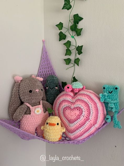 Crochet Ideas For Your Room, Room Decor Crochet Patterns, Crochet Patterns Room Decor, Bedroom Crochet Decor, Crochet Bedroom, Crochet Cottagecore Room Decor, Crochet Plush Net, Crochet Plushie Ideas, Pink Crochet Room Decor