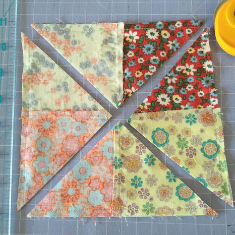 Nice tutorial to make scrappy pinwheels in a square in a square block...genius!!! Disappearing Blocks, Pinwheel Blocks, Hexagon Quilting, Pinwheel Quilt Pattern, Pinwheel Quilt Block, Half Square Triangle Quilts Pattern, Charm Square Quilt, Pinwheel Block, Triangle Quilts