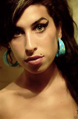 Amy winehouse | Tumblr Amy Winehouse Black, Amy W, Amy Winehouse Style, 27 Club, Louis Vuitton Earrings, Amazing Amy, Egyptian Queen, The Right Man, Rhythm And Blues