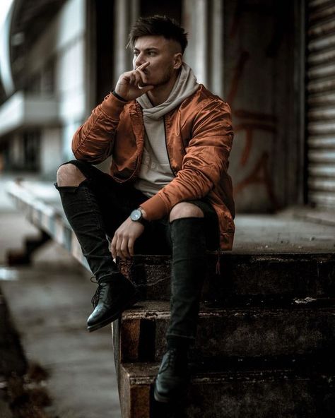 style Boy Senior Portraits, Street Photography Portrait, Senior Photos Boys, Men's Portrait Photography, Poses Men, Male Portrait Poses, Outdoor Portrait Photography, Urban Fashion Photography, Senior Boy Poses