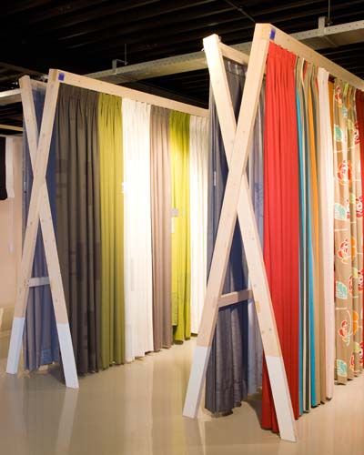 Curtain Curtain Display Ideas Retail, Curtain Exhibition Design, Curtain Shop Display Ideas, Curtain Display Ideas, Curtain Store Design, Curtain Shop Interior, Curtain Display Showroom, Fabric Display Ideas Showroom, Showroom Display Ideas