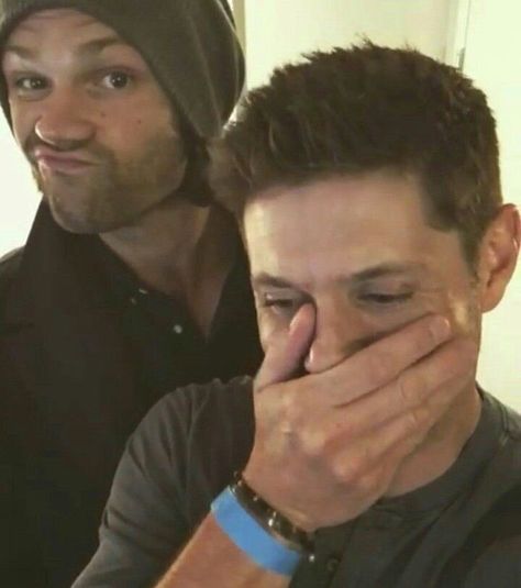 Tweet Jensen And Jared, Supernatural Actors, Jensen And Misha, Jensen Ackles Jared Padalecki, Supernatural Pictures, Supernatural Jensen, Winchester Supernatural, Winchester Boys, Tv Supernatural