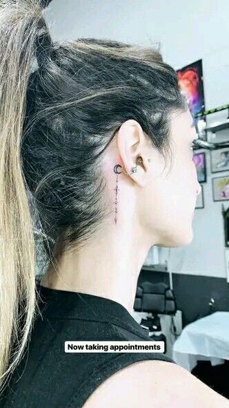 Neck side tattoo ideas for women Side Ear Tattoo Women, Neck Side Tattoo, Feather Tattoo Behind Ear, Behind The Neck Tattoos, Small Feather Tattoo, Behind Ear Tattoos, Side Neck Tattoo, Ear Tattoo Ideas, Hand Tattoos For Girls