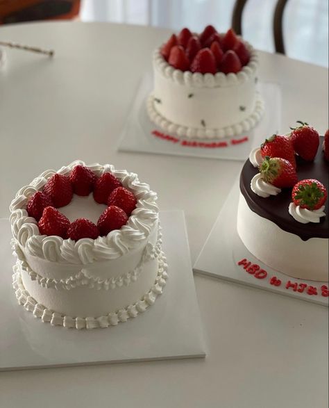 Small Circle Cake, Circle Cake Ideas, Korean Cake Aesthetic, Strawberry Cake Aesthetic, Bright Cakes, Cake With Strawberries, Circle Cake, Vintage Birthday Cakes, Mini Bolo