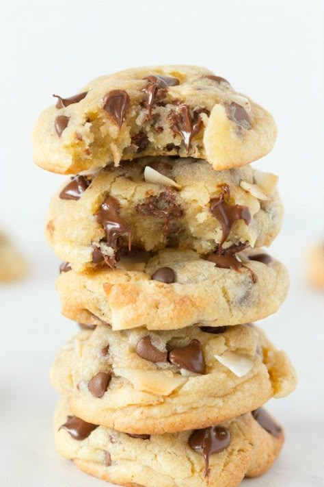 Paleo Vegan Coconut Chocolate Chip Cookie Recipe- Keto and low carb chocolate chip cookies with coconut- No eggs and sugar free, made with almond flour and coconut flour! #ketocookies #ketodessert #vegancookies #lowcarb Mug Cake Keto, Coconut Flour Chocolate Chip Cookies, Low Carb Chocolate Chip Cookies, Peanut Butter Chocolate Chip Cookie, Chocolate Chip Mug Cake, Coconut Flour Cookies, Coconut Cookie, Coconut Cookies Recipes, Coconut Chocolate Chip Cookies