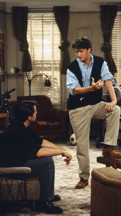 Friends wallpaper Joey Chandler Wallpaper, Chandler Bing Outfits, Chandler Friends, Joey Chandler, Joey Friends, Friends Best Moments, Monica And Chandler, Friends Scenes, Friends Episodes