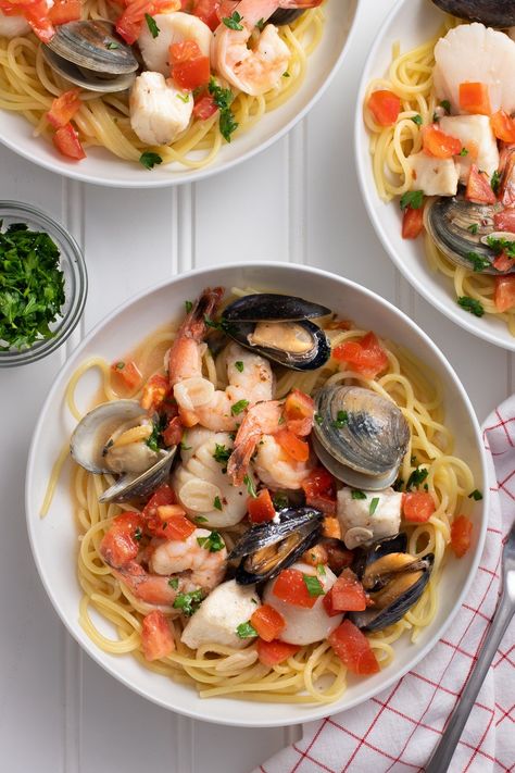 Seafood Pasta Clams And Shrimp Pasta, Scallops And Shrimp Recipe, Scallop And Shrimp Pasta, Mussels Recipes, Pasta With Clams, Scallops And Shrimp, Seafood Ideas, Clam Pasta, Shrimp Scallops