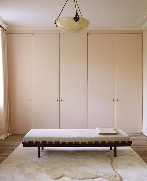 Rose Uniacke’s Instagram post: “A dressing room and wardrobe doors upholstered from floor to ceiling in RU Alabaster fabric.⁠ ⁠ The alabaster theme continues through to…” Restful Bedrooms, Rose Uniacke, Upholstered Daybed, Wardrobe Doors, Wardrobe Design, Built In Wardrobe, Closet Design, Dressing Room, Luxury Interior