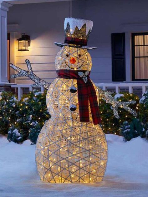 Christmas lighting ideas: light up snowman Outdoor Christmas Snowman, Garden Christmas Decorations Outdoor, Christmas Lighting Ideas, Light Up Snowman, Outdoor Snowman, Lighted Snowman, Christmas Party Snacks, Christmas Extravaganza, Christmas Desserts Party