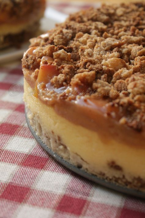 Peach Crumb Cheesecake, Peach Crumble Cheesecake, Fruit Cheesecake Recipes, Cheesecake Peach, Peach Cobbler Cheesecake Recipe, Peach Cobbler Cheesecake, Simple Cheesecake, Caramelized Peaches, Homemade Peach Cobbler