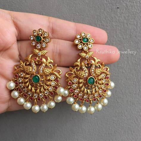 Temple Jewellery Earrings, Trending Crafts, Gold Earrings Models, Antique Jewellery Designs, Gold Jewelry Simple Necklace, Gold Necklace Indian Bridal Jewelry, Antique Bridal Jewelry, Gold Bridal Earrings, Indian Jewellery Design Earrings