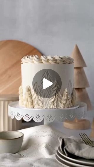 Vera Breda on Instagram: "@the.white.whisk 🎄🤍 Textura monocromático.

#wintercake #treecake #christmascake #buttercreamcakes #paletteknifecake #carvedbuttercream" Pottery Carving, Piping Buttercream, Easy Christmas Cake Recipe, Buttercream Cake Designs, Christmas Cake Designs, Winter Wedding Cake, Christmas Cake Decorations, Xmas Cake, Christmas Cake Recipes