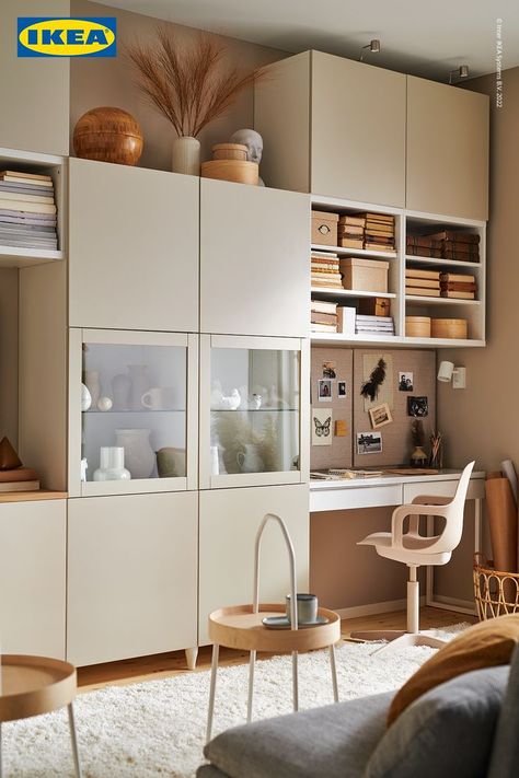 Mit der richtigen Kombi machst du aus deiner Aufbewahrung Arbeitsplatz, Stauraum, TV-Ecke und Mini-Museum zugleich. Besta Ikea, Ikea Office, Ikea Living Room, Ikea Furniture Hacks, Ikea Besta, Ikea Storage, Minimalist Furniture, Furniture Hacks, Living Room Storage