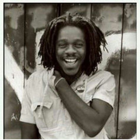 The late great Dennis Brown Dennis Brown Reggae, Reggae Music Art, Black Music Artists, Calypso Music, Dennis Brown, Morning Yoga Flow, Peter Tosh, Reggae Artists, Jamaican Music