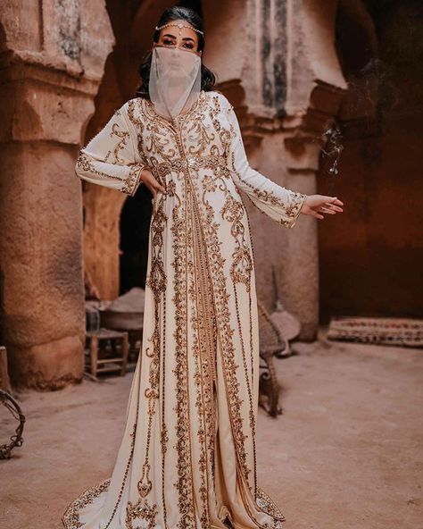 Traditional Egyptian Dress, Moroccan Dress Kaftan, Egyptian Dress, Moroccan Bride, Eastern Dresses, Muslim Evening Dresses, Turkish Dress, Middle Eastern Fashion, Moroccan Fashion