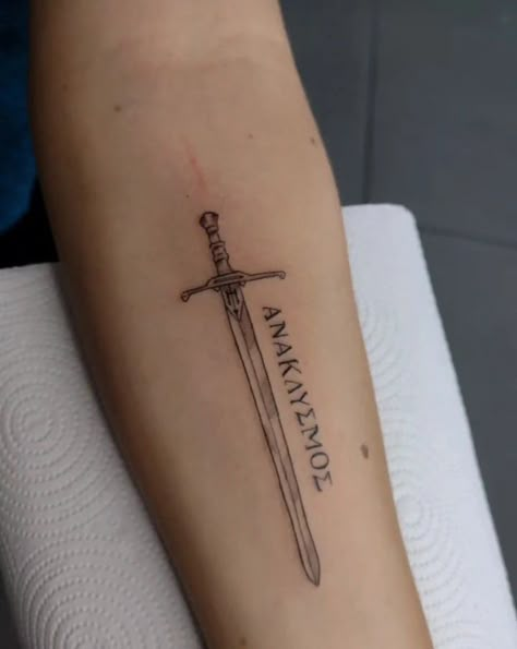 Tatuagem Percy Jackson, Spqr Tattoo, Percy Jackson Tattoo, Teen Tattoos, Bookish Tattoos, Small Girly Tattoos, Nerd Tattoo, Percy Jackson Ships, Greek Mythology Tattoos