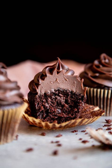 Soft and fluffy Chocolate Cupcakes topped with a 2-ingredient chocolate ganache frosting are super simple to make. This recipe yields the moistest and tastiest chocolate cupcakes you will ever need in your life! #wildwildwhisk #chocolatecupcakes Fluffy Chocolate Cupcakes, Vegan Chocolate Cupcake Recipe, Ganache Cupcakes, Chocolate Ganache Cupcakes, Vegan Vanilla Cupcakes, Fast Easy Desserts, Vegan Chocolate Cupcakes, Pecan Frosting, Cake Coconut