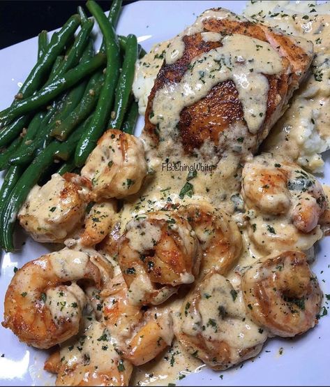 Arabisk Mad, Seafood Dish Recipes, Salmon And Shrimp, Garlic Cream Sauce, Cajun Shrimp, Shrimp Recipes Easy, Pescatarian Recipes, Salmon Dishes, Shrimp Recipe