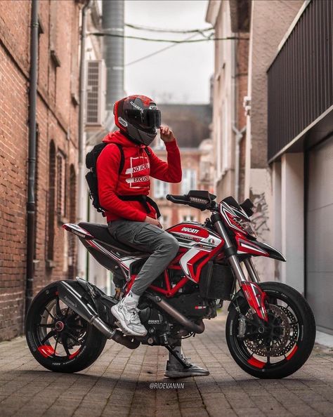 Hypermotard Ducati, Motorbike Illustration, Ducati Motorbike, Custom Bikes Cafe Racers, Best Motorbike, Cool Dirt Bikes, Ducati Hypermotard, Image Moto, Motorcross Bike