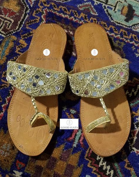 Bridal Jutti, Chappal For Women, Bridal Flat Shoes, Pakistani Shoes, Gold Slippers, Indian Shoes, Dress Up Jeans, Bridal Flats, Punjabi Jutti